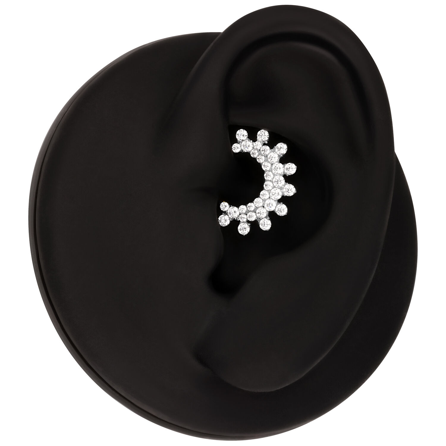 Silberner Septum Clicker mit funkelnden Kristallen, präsentiert auf schwarzem Hintergrund