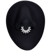 Silberner Septum Clicker mit glitzernden Kristallen auf schwarzem Hintergrund