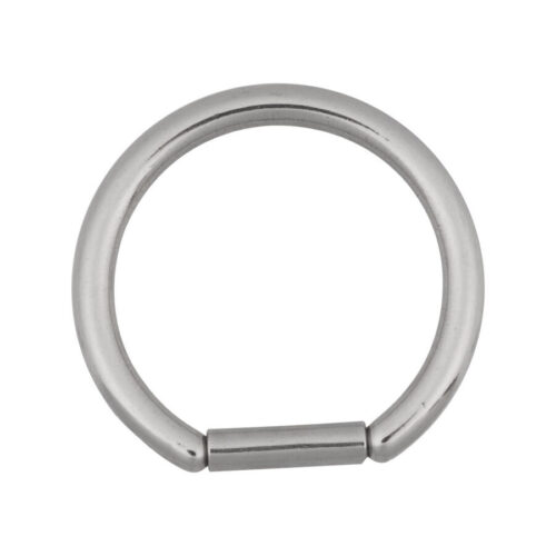 Runder silberner Segmentring aus Chirurgenstahl auf weißem Hintergrund