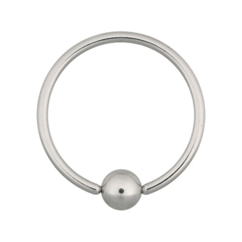 Silberner Ball Closure Ring aus Chirurgenstahl auf weißem Hintergrund