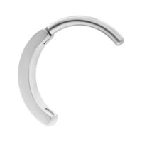 Silberner Bauchnabel Clicker mit kristallklaren Steinen auf weißem Hintergrund