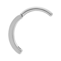 Silberfarbener Bauchnabel Clicker aus Titan auf weißem Hintergrund