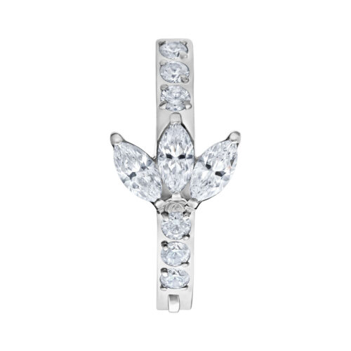 Silberner Bauchnabel Clicker mit kristallklaren Steinen auf weißem Hintergrund