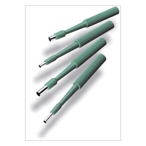 Vier grüne Biopsie-Punches aus Chirurgenstahl auf weißem Hintergrund