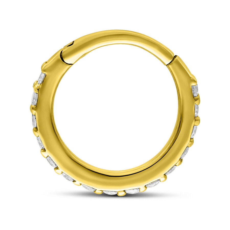 Goldener Piercingring mit klaren Diamanten auf weißem Hintergrund