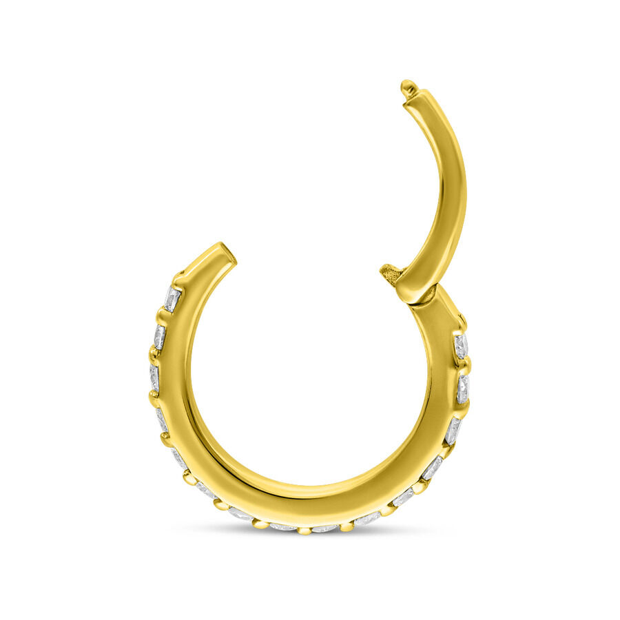 Goldener Piercingring mit funkelnden Diamanten auf weißem Hintergrund