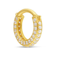 Goldener Piercingring mit klaren Kristallen auf weißem Hintergrund