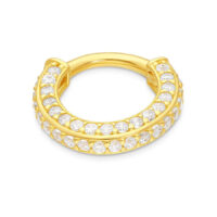 Goldener Triple Jewelled Hinged Ring mit klaren Kristallen auf weißem Hintergrund