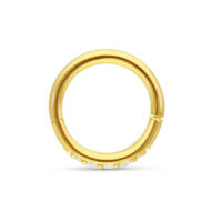 Goldener 18K Klappring mit klaren Kristallen auf weißem Hintergrund