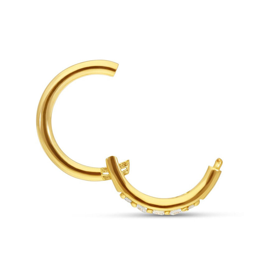 Goldener 18K Piercingring mit Scharnier und klaren Kristallen auf weißem Hintergrund