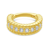 Goldener Piercingring mit Kristallen auf weißem Hintergrund