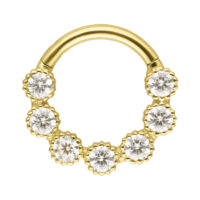 Goldener Septum-Ring mit sieben runden Moissanit-Kristallen vor weißem Hintergrund