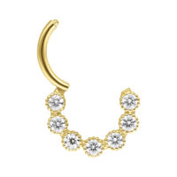 Goldener Septum Ring mit sechs Moissanit-Kristallen auf weißem Hintergrund