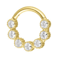 Goldener Piercingring mit sieben funkelnden Moissanit-Steinen auf weißem Hintergrund