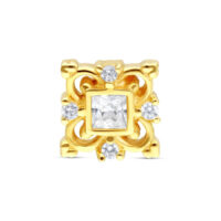 Goldener Aufsatz in Blumenform mit klaren Kristallen auf weißem Hintergrund