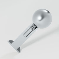 Silberner Titan Labret mit Innengewinde auf weißem Hintergrund