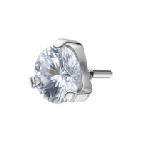 Silberfarbener Ohrstecker mit kristallklarem Stein, 2,5 mm groß auf weißem Hintergrund