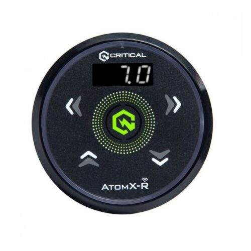 Schwarzes Critical Atomxr Netzteil mit digitalem Display auf weißem Hintergrund