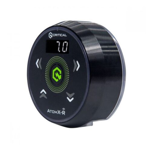 Schwarzes rundes Critical Atomxr Netzteil mit digitalem Display auf weißem Hintergrund