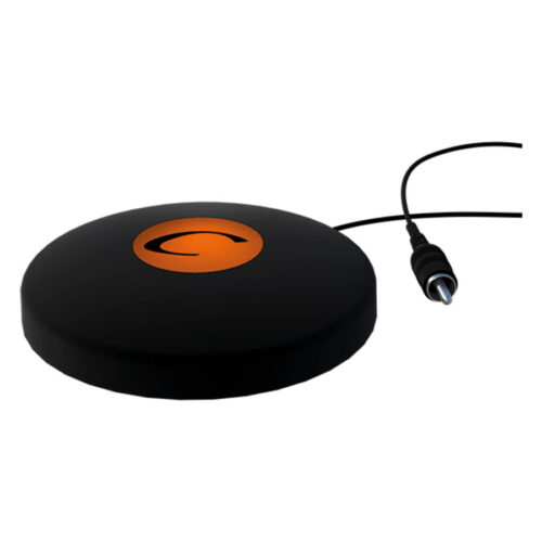 Runder schwarzer Fußschalter mit orangefarbenem Logo und Kabel auf weißem Hintergrund