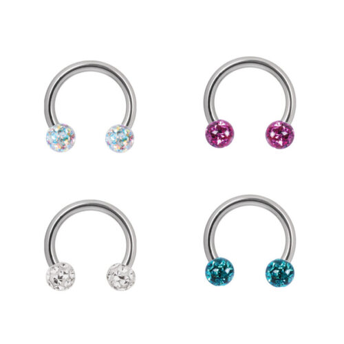 Vier Titan Circular Barbells mit bunten Kristallen auf weißem Hintergrund