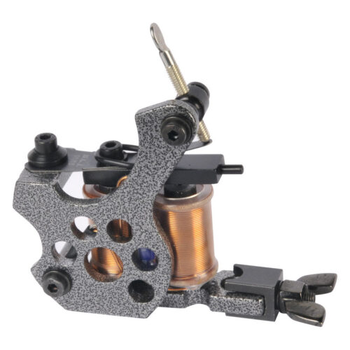 Graue Tattoomaschine mit Kupferspule auf weißem Hintergrund