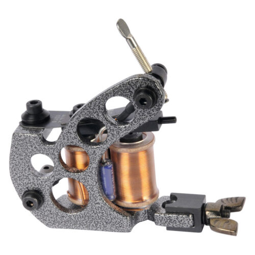 Graue Tattoomaschine Bertha mit Kupferspulen auf weißem Hintergrund