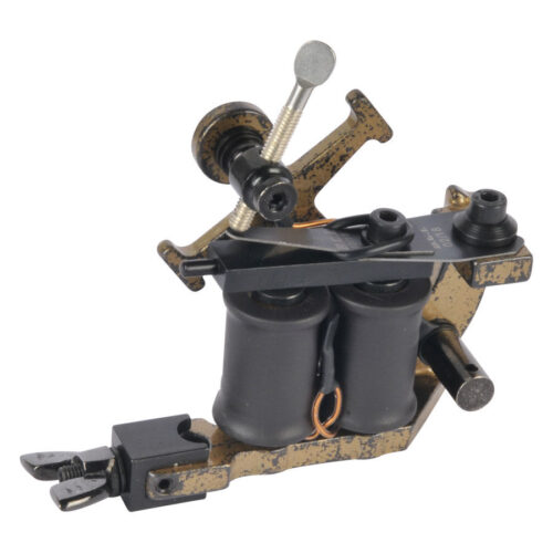 Goldene Tattoomaschine von Wildcat auf weißem Hintergrund