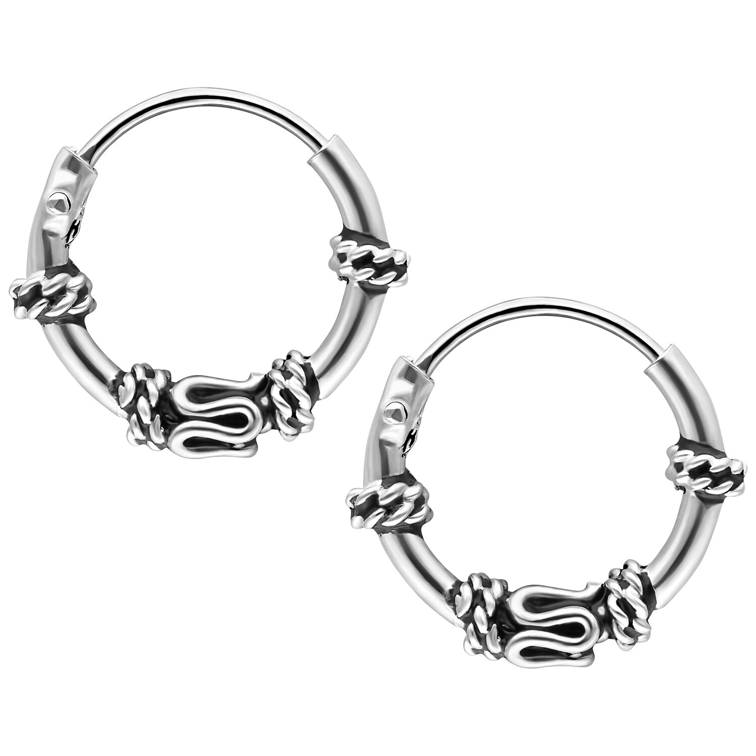 Zwei silberne Creolen mit dekorativen Knoten auf weißem Hintergrund