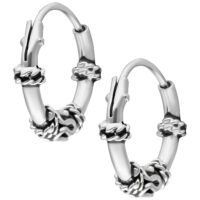 Silberne Creolen mit dekorativen Knoten auf weißem Hintergrund