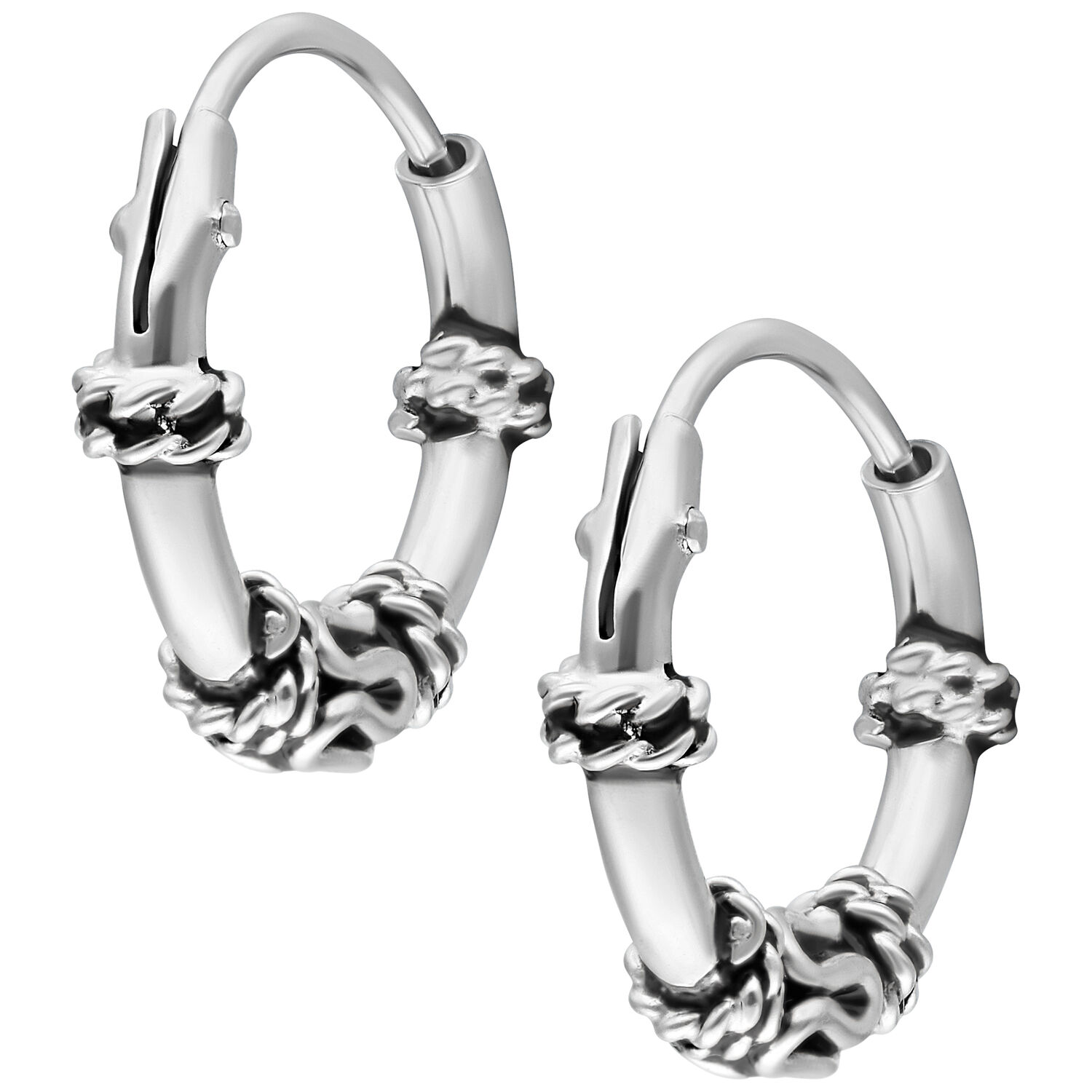 Silberne Creolen mit dekorativen Knoten auf weißem Hintergrund
