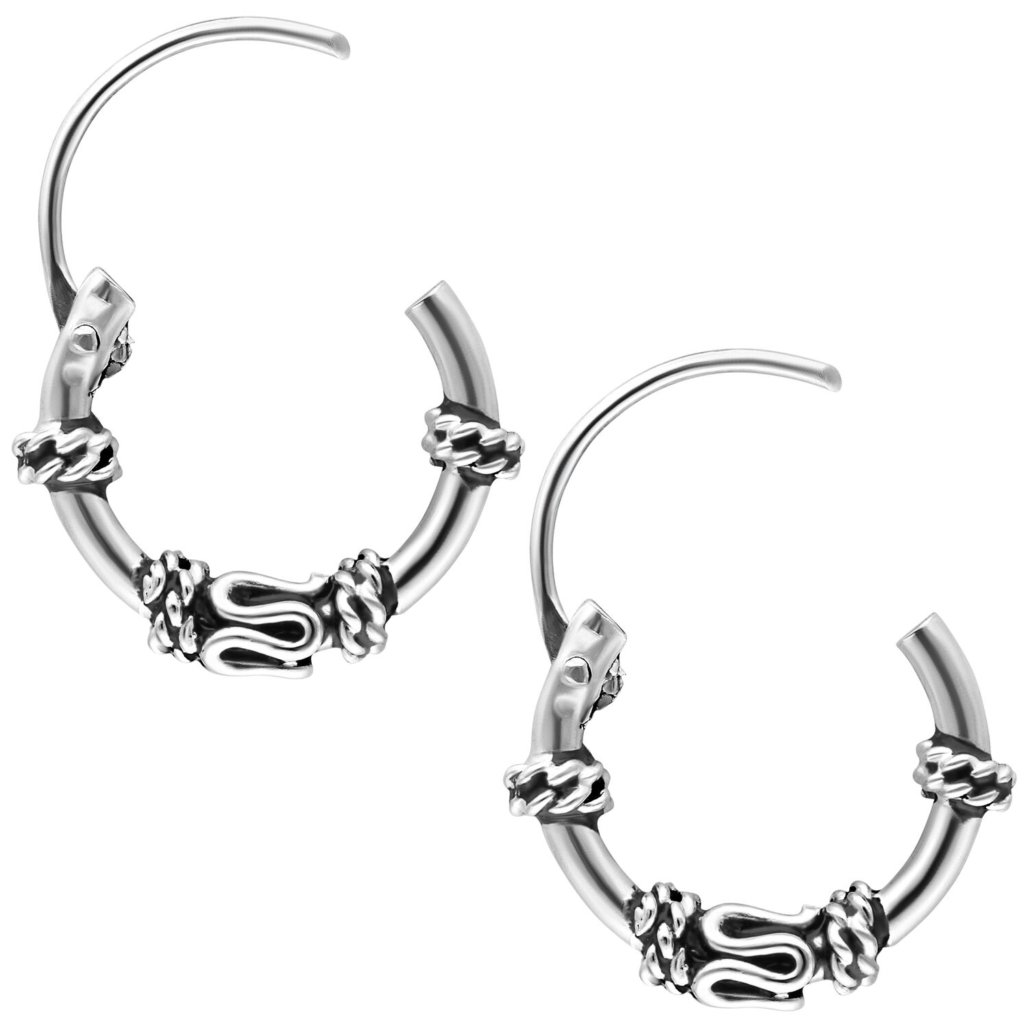 Paar silberne Creolen mit dekorativen Mustern auf weißem Hintergrund