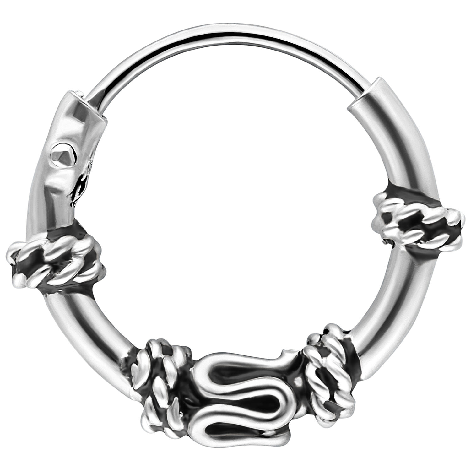 Silberne Creole mit drei Knoten und glatter Oberfläche auf weißem Hintergrund