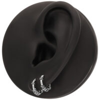 Silberne Creolen an einem schwarzen Ohrmodell, kreisförmig angeordnet