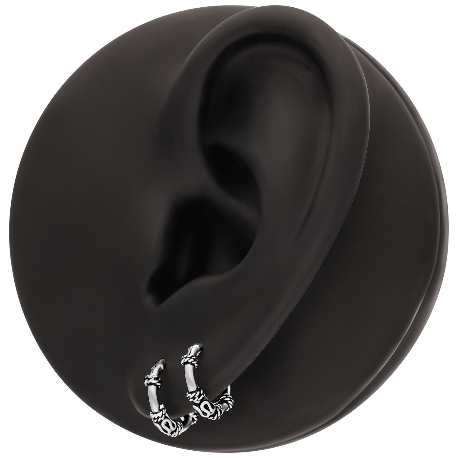 Silberne Creolen an einem schwarzen Ohrmodell, kreisförmig angeordnet