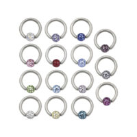 Silberner Titan Clip in Ring mit verschiedenen bunten Kristallkugeln, auf weißem Hintergrund