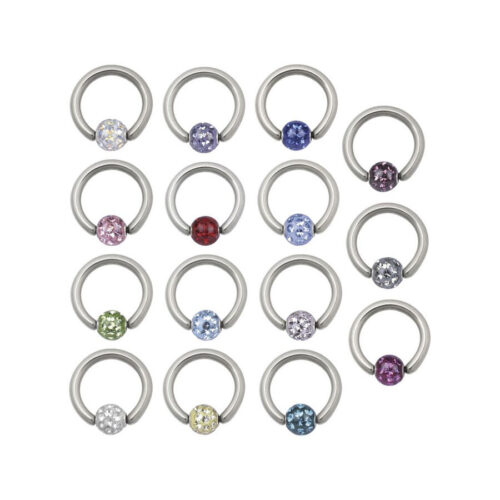 Silberner Titan Clip in Ring mit verschiedenen bunten Kristallkugeln, auf weißem Hintergrund