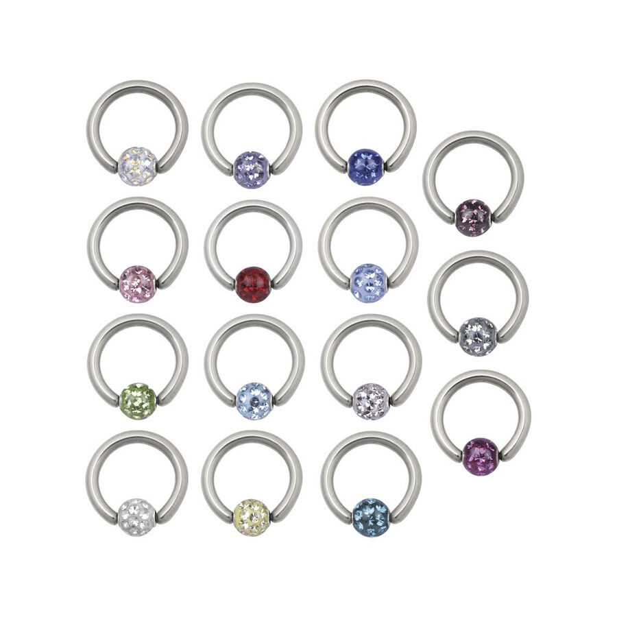 Silberner Titan Clip in Ring mit verschiedenen bunten Kristallkugeln, auf weißem Hintergrund