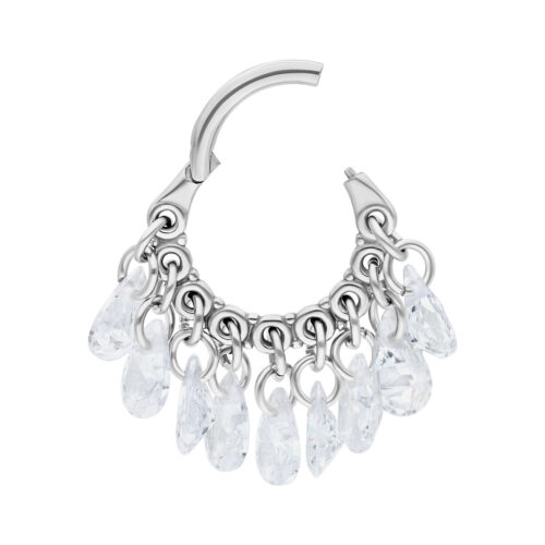 Silberner Piercing-Ring mit funkelnden Kristallanhängern auf weißem Hintergrund