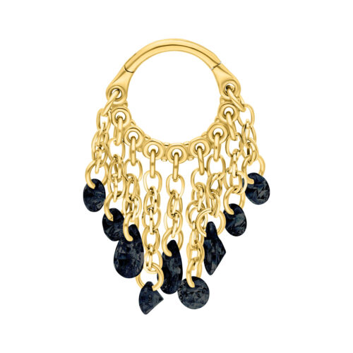 Goldener Metallring mit hängenden schwarzen Kristallen auf weißem Hintergrund