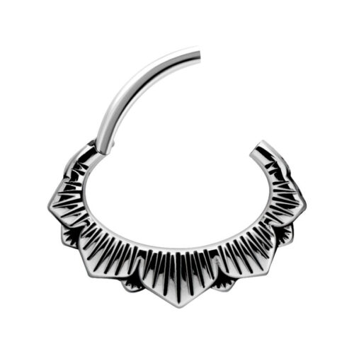 Silberner Hinged Floral Clicker mit floralen Details auf weißem Hintergrund