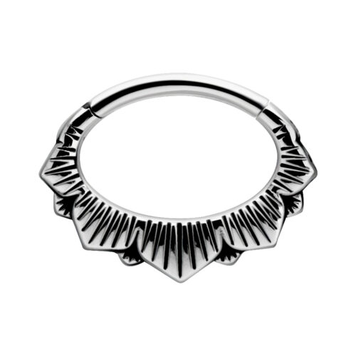Silberner Septum Clicker mit floralem Design auf weißem Hintergrund