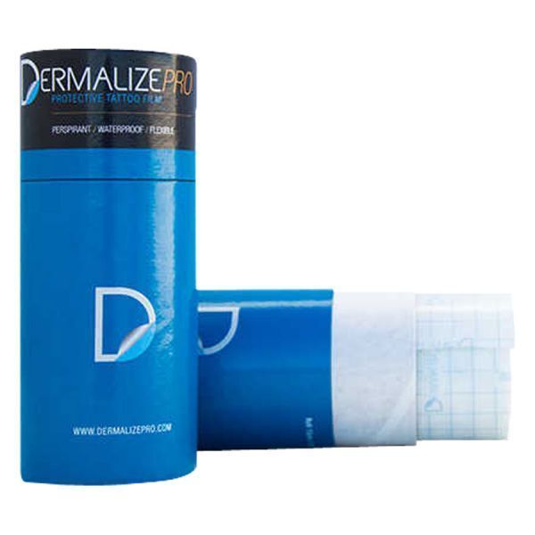 Blauer Dermalize® Folienverband in Rolle mit Verpackung auf weißem Hintergrund