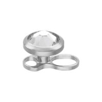 Silberner Dermal Anchor aus Titan mit klarem Kristall auf weißem Hintergrund