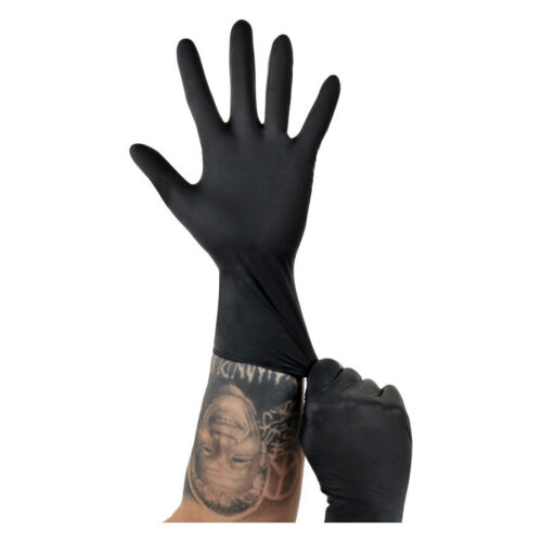 Schwarzer Einweghandschuh wird über tätowierten Arm gezogen