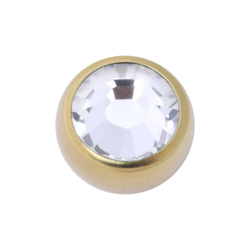 Goldene Kugel mit kristallklarem Schmuckstein auf weißem Hintergrund