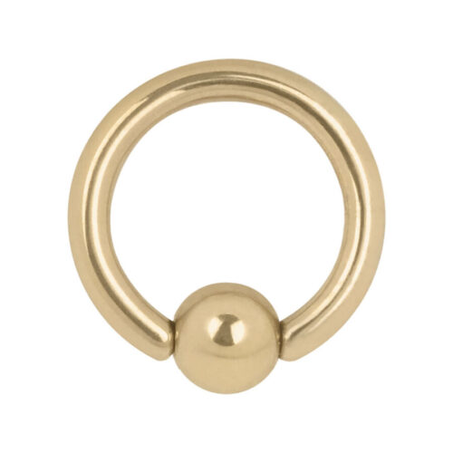 Goldener Klemmkugelring aus Titan mit Kugelverschluss vor weißem Hintergrund