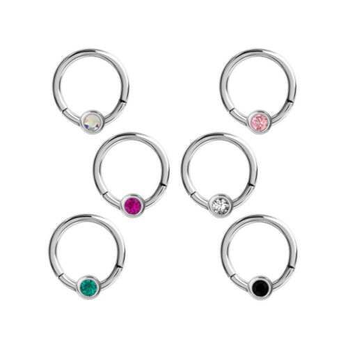 Fünf silberne Septum Clicker mit Kristallen in verschiedenen Farben auf weißem Hintergrund
