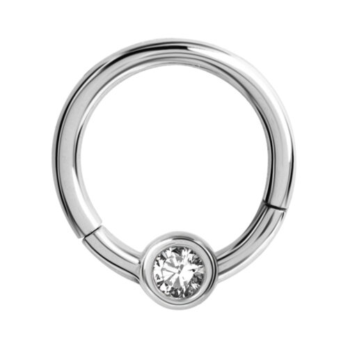 Silberner Piercing-Ring mit klarem Kristall auf weißem Hintergrund