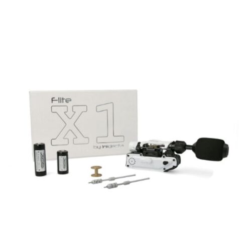 Weiße Tattoomaschine Inkjecta Flite X1 Troopa mit Zubehör auf weißem Hintergrund